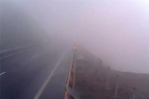冬日駕車出行遇到團(tuán)霧怎么辦？學(xué)會這7招或許能保命！