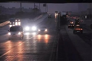 夜間開車?yán)纤緳C(jī)都懂：走灰不走白，見黑停下來！
