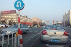 車主請注意！路口不要這樣轉(zhuǎn)彎，一旦被發(fā)現(xiàn)，扣8分罰500元