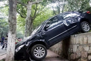 汽車剎車失靈前的4個征兆，記住了關(guān)鍵時候能保命！